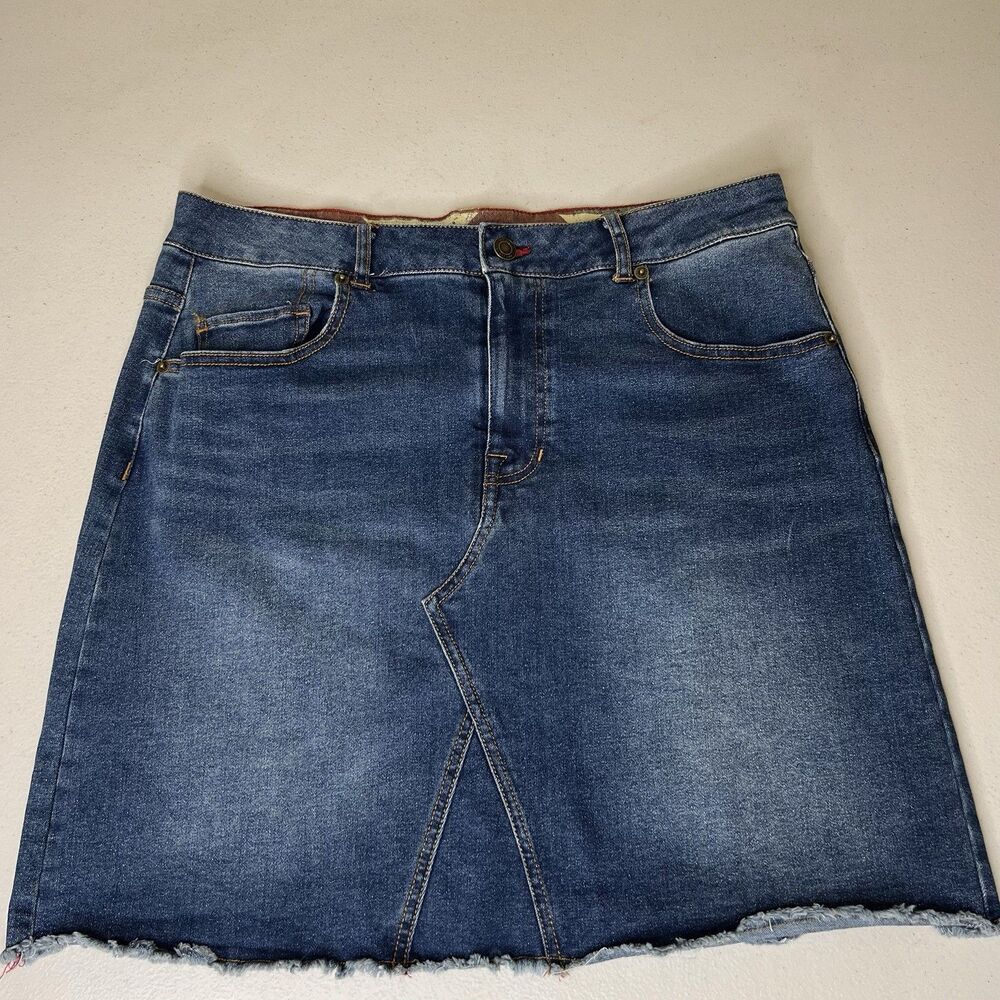 3/$30 Frye‎ And Co Denim Skirt Womens Size 10 Blue Raw Hem Stretch